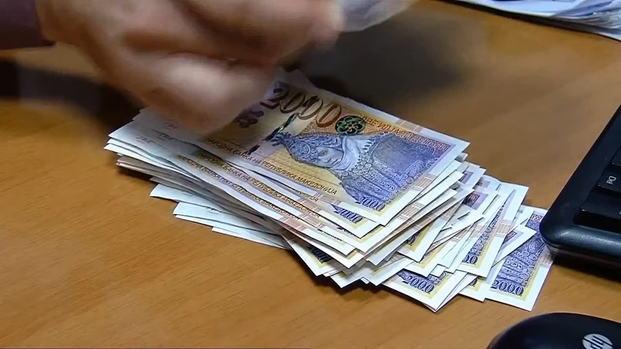 Месечната просечна плата намалена за 1100 денари