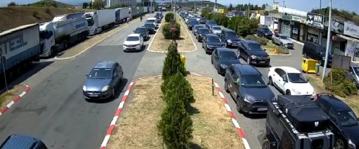 АМСМ: На Табановце за влез и излез во земјава и на Богородица за излез се чека од 40 минути до еден час