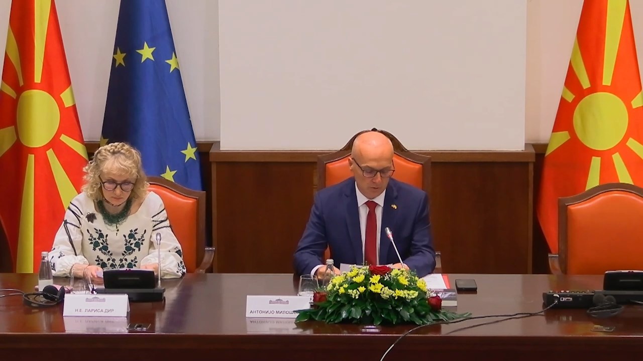 Со едноминутен молк почна одбележувањето на 35 години независност на Украина во Собранието