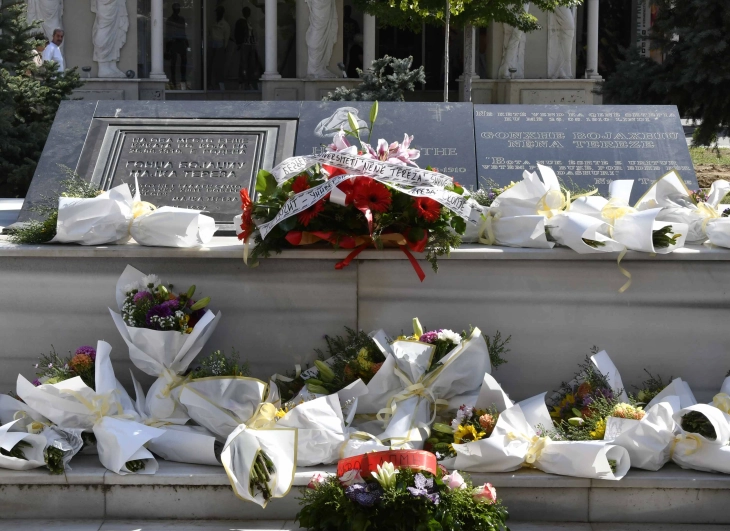 Скопје одбележува 116 години од раѓањето на Мајка Тереза, положено цвеќе пред спомен плочата на нејзината родна куќа