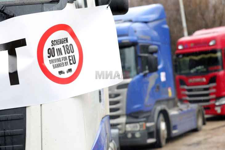 Превозниците на протест пред Делегацијата на ЕУ во Скопје