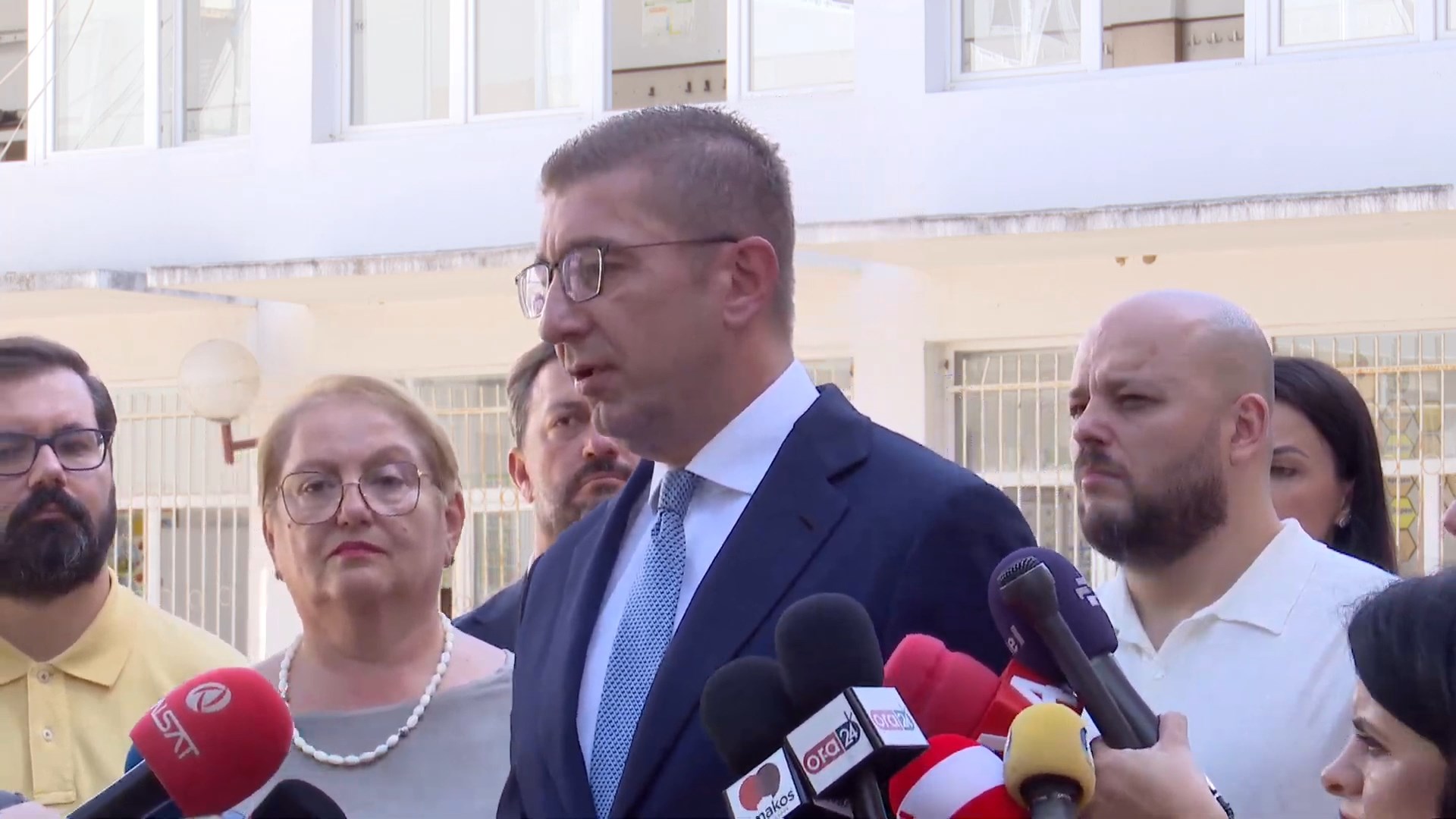 Мицкоски: Ние сме демократска влада, Китановиќ се извини