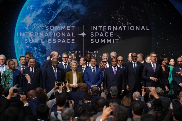 Макрон го отвори Меѓународниот самит за вселената во Париз