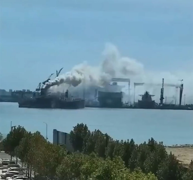 Најмалку 20 луѓе загинаа во пожарот на товарниот брод во кинеското пристаниште Кингдао