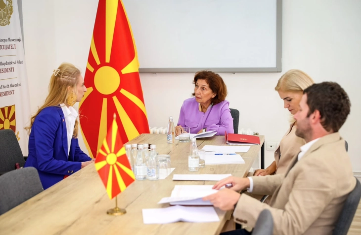 Претседателката Сиљановска-Давкова се сретна со граѓани во Народната канцеларија во Скопје