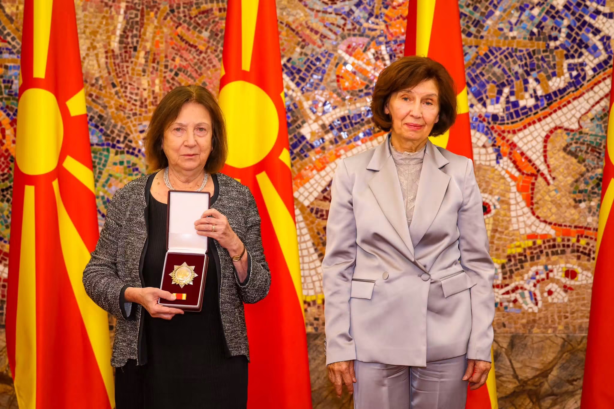 Сиљановска Давкова ја одликуваше научничката Светлана Мојсов со Орден „8 Септември“
