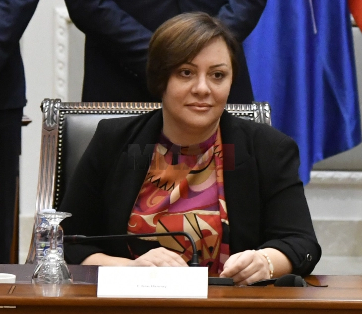 Димитриеска-Кочоска: Владата ја продолжува до 12 октомври мерката со која ДДВ за дизелот се намалува од 18 на 10 отсто, го штитиме стандардот на граѓаните