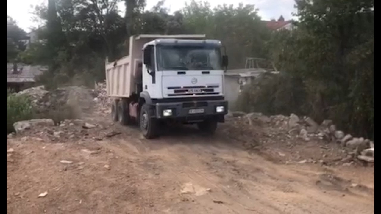 Сторија на ТВ 24: Домовите на жителите од ул. „Јужноморавски бригади“ во Ченто се граничат со купишта ѓубре и фекалии