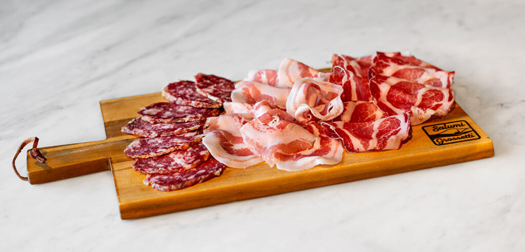 Degustazione di salumi piacentini con olive