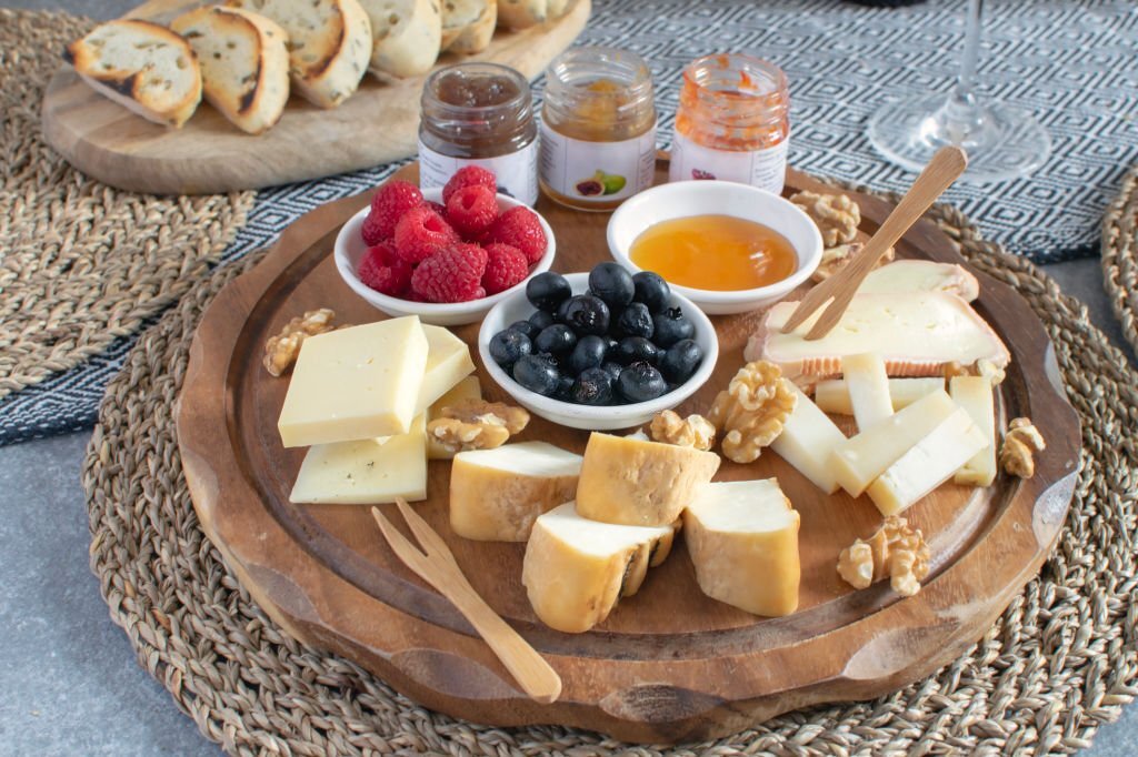 Mix di formaggi con miele e marmellate