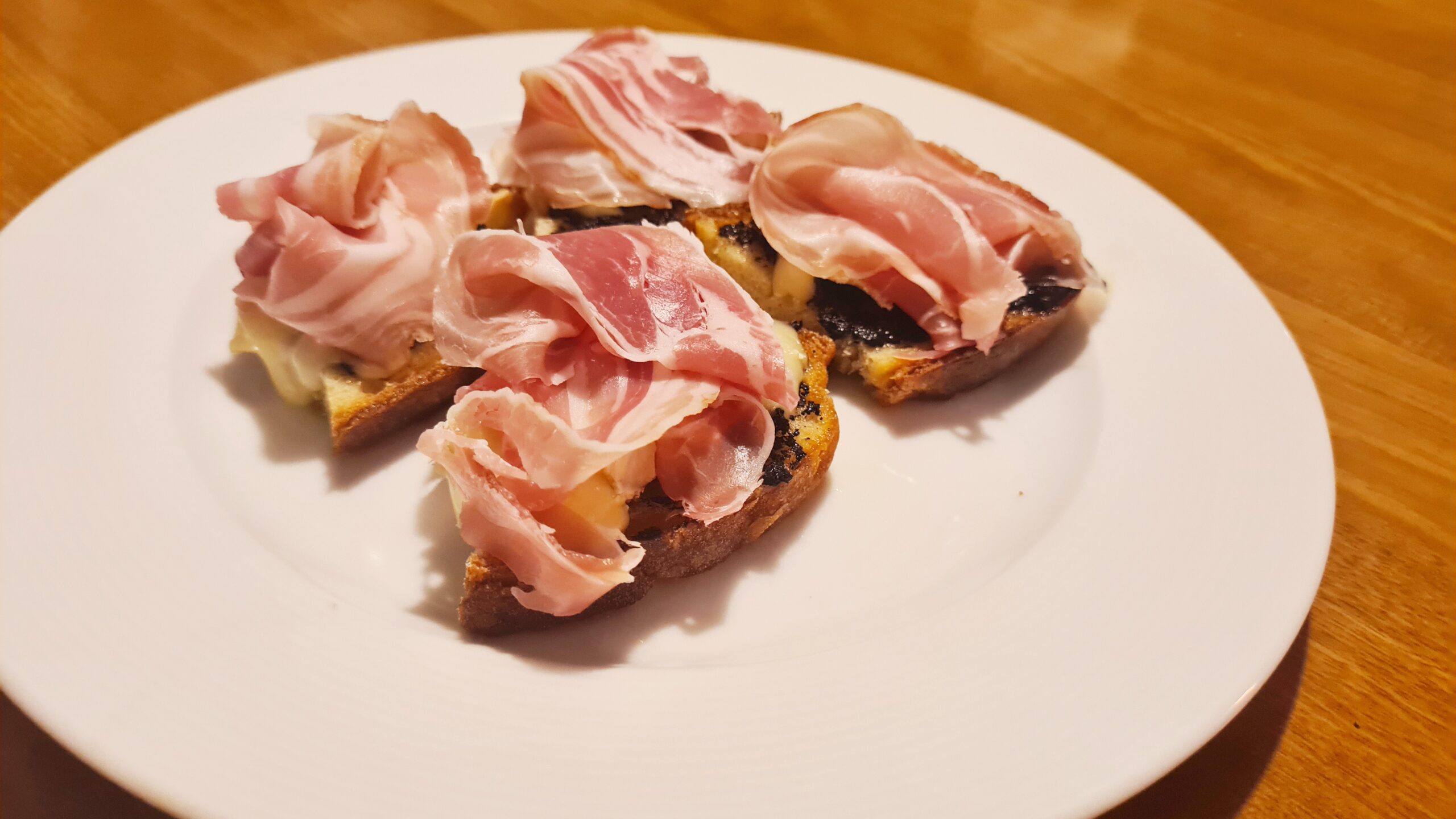 Crudo di parma con crostini e patè d'olive