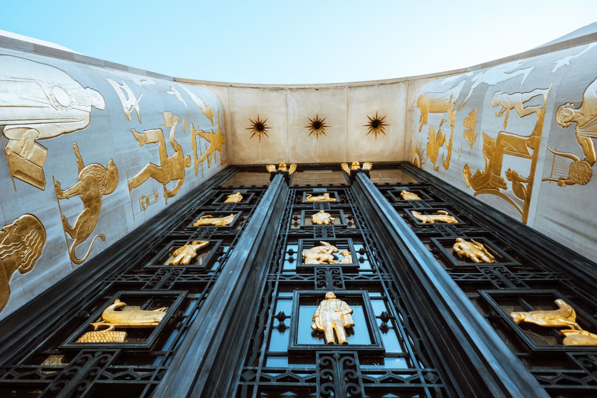 Rockefeller Ailesi Dünyayı Yönetti mi? Komplo Teorileri ve Gerçekler