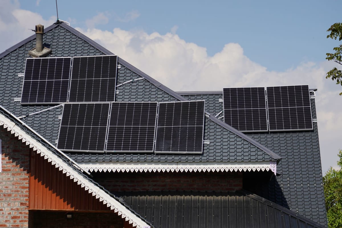 Tesla Solar Çatı: 1 Yıl Sonra Gerçekten Tasarruf Sağlıyor mu?