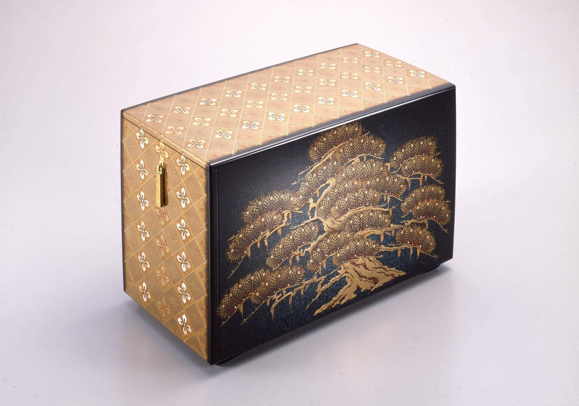 Small Cabinet “Fresh Pine” (Makieradenkodansu Seisho), made in 2006 by Kazumi Murose