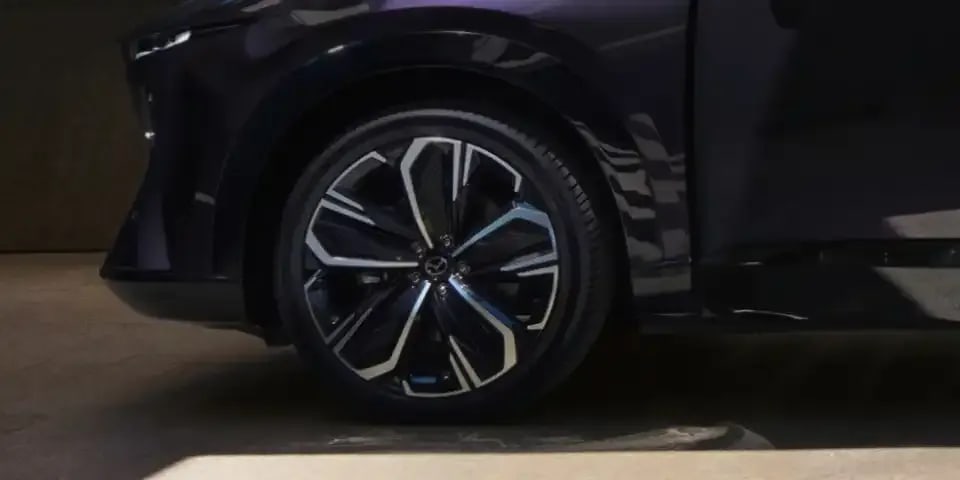 Close up of the dynamic alloy wheel design on a Nightfall Violet all-electric Mazda CX-6e SUV 
