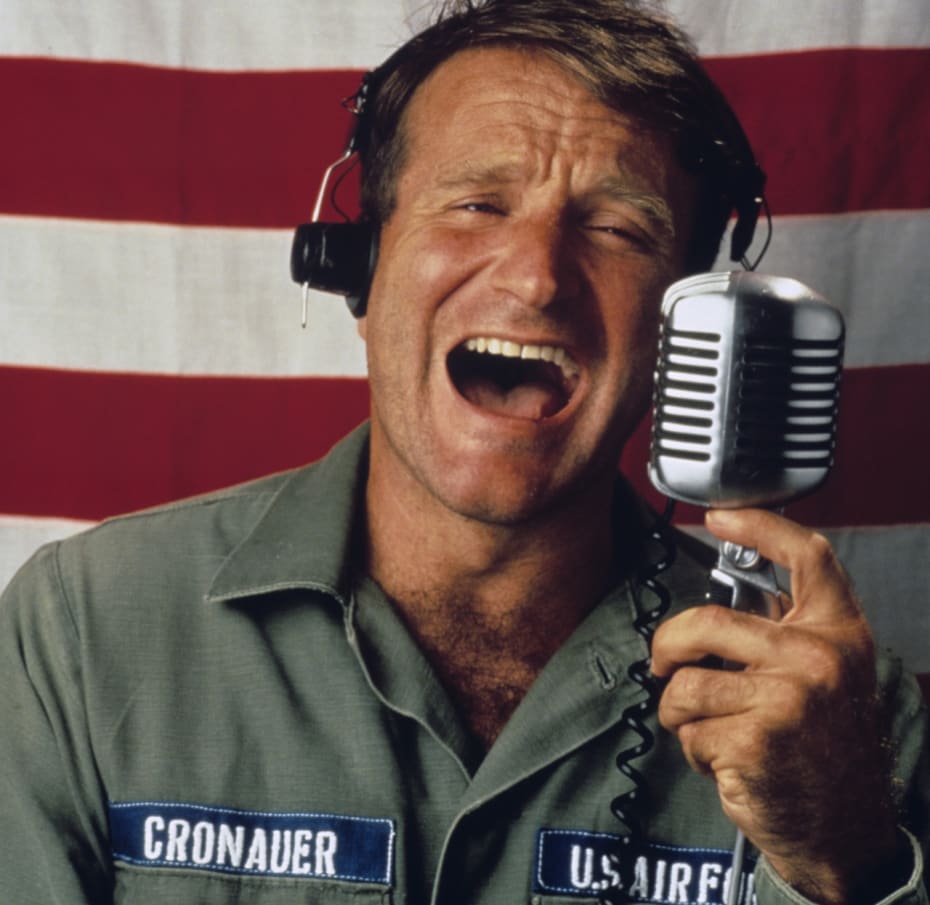 I ’Good Morning Vietnam’ spiller Robin Williams radioværten Adrian Cronauer, der underholder amerikanske soldater under Vietnamkrigen.