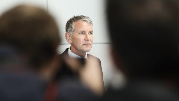 Den højreekstremistiske leder af AfD’s afdeling i den tyske delstat Thüringen, Björn Höcke, er fortaler for et intensiveret økonomisk samarbejde med Rusland og en afslutning på sanktionspolitikken, men noget tyder på, at forbindelsen til Putins rige er endnu tættere end frygtet.