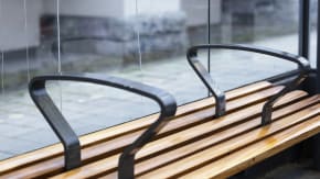 ’Dark design’ – eller fjendtlig arkitektur – er for eksempel at placere armlæn midt på bænke forhindrer folk i at sove på dem.