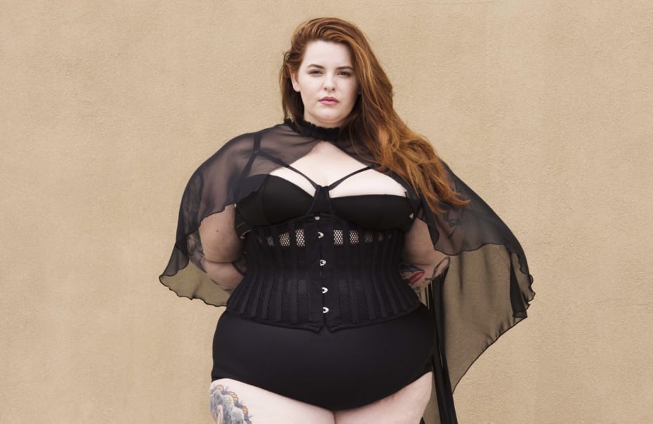 Da Tess Holliday skrev kontrakt med modeagenturet Milk Model Management, blev den 29-årige kvinde den første XXL-supermodel – en problematisk betegnelse, for lige siden har det prædikat klæbet til hende. Ikke at det er deskriptivt forkert, men fordi det låser hende fast i en ekstraordinær identitet, som hun gerne så blev mødt med langt mindre opmærksomhed.