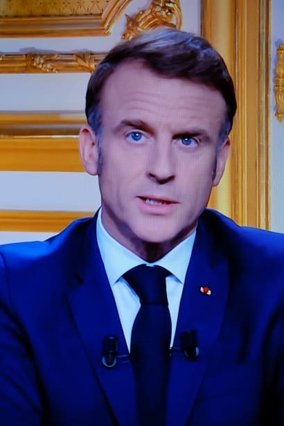 Med kynisme og kaos til følge har det yderste venstre og det yderste højre slået sig sammen i en antirepublikansk front, sagde Macron i sin tale.