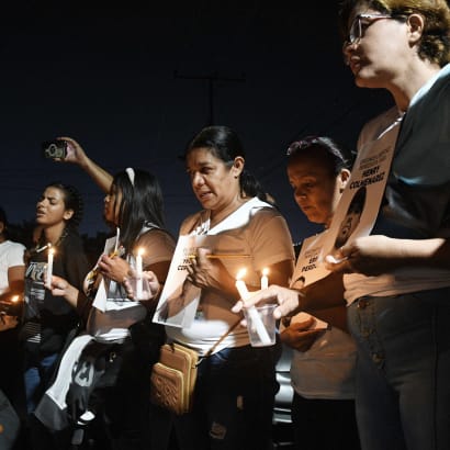 Uden for Tocuyito-fængslet holder pårørende til personer, der blev arresteret under sommerens protester, en nattegudstjeneste og kræver deres løsladelse, 1. november 2024.