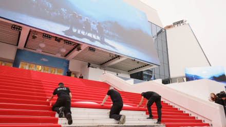 De sidste forberedelser inden åbningen af filmfestivalen i Cannes tirsdag.