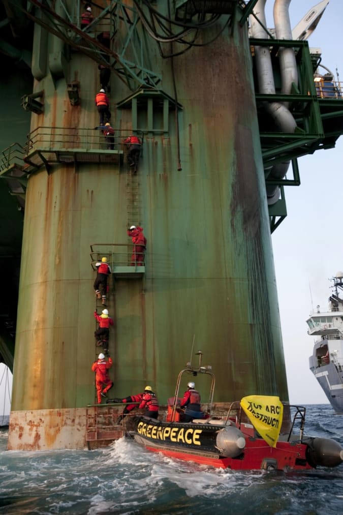 18 Greenpeace-aktivister gik i lørdags ombord på det skotske olieselskab Cairn Energys olieboreplatform, som har indledt olieboringer i farvandet 180 km fra Nuuk i Vestgrønland.