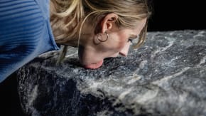 Ida Cæcilie Rasmussen er med sin fysiske spillestil blevet inkarnationen af offerkvinden i Christina Hagens digtunivers. Her i ’POW POW POW’ på Revolver hos Østerbro Teater.