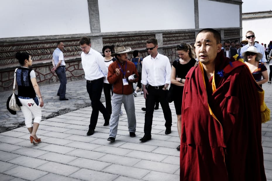 Jeppe Kofod, Ellen Trane Nørby, Søren Pind og resten af Det Udenrigspolitiske Nævn er i disse dage på tur med kineserne i de tibetanske områder. En tur hvor pressen ikke var inviteret med, og hvor alt var under det kinesiske styres kontrol. Information købte en billet og fulgte med på turen.