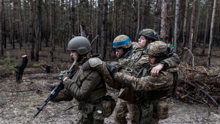 Ukrainske soldater træner under en øvelse i at transportere sårede soldater.