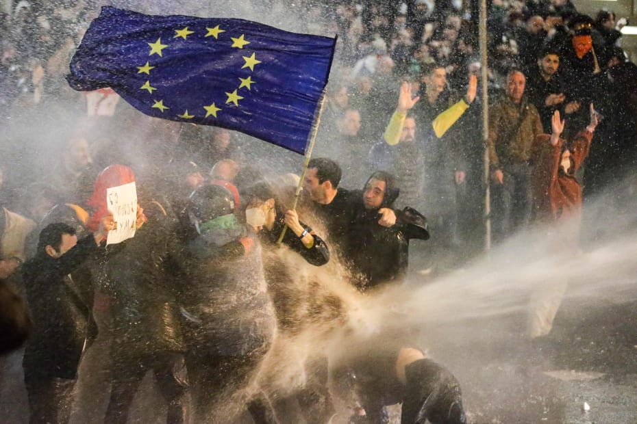 Demonstranter kræver landets ekspræsidents Mikheil ’Misha’ Saakashvili løsladt og tilnærmelse til Europa foran Georgiens parlament i Tbilisi