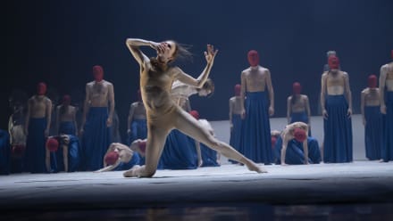 De sårbare, halvnøgne kroppe banker ned i gulvet i udmattelsesritualer i ’Under dybet’ med Den Kongelige Ballet på Operaen