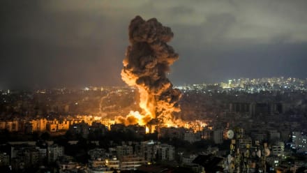 Røg og flammer stiger mod himlen efter et israelsk luftangreb i Beirut, Libanon, den 6. oktober 2024.