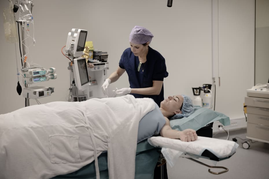 Skønhedsindustrien har kronede dage: Flere får botox, fillers og plastikkirurgi. Information har været med på operationsstuen og til en åbningsfest for et nyt skønhedsdomicil, hvor det viser sig, at kirurgi mod ’Ozempic Face’ er i høj kurs