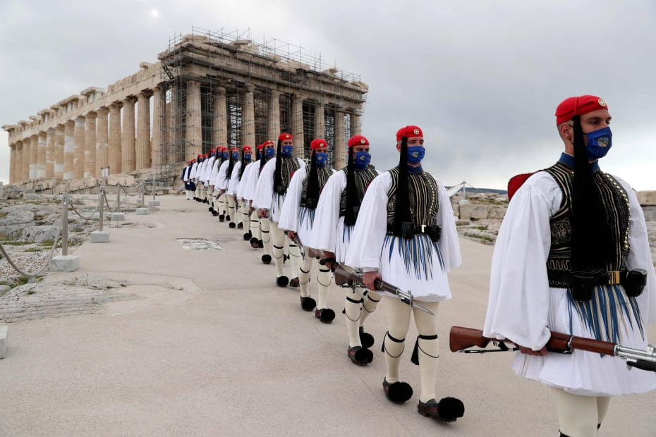 Grækenlands befrielse fra Det Osmanniske Rige bliver markeret foran Parthenontemplet ved Akropolis tilbage i marts 2021.