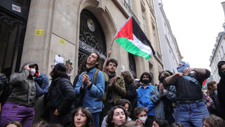 Studerende protesterer foran Institut detudes politiques i Paris til støtte for det palæstinensiske folk.