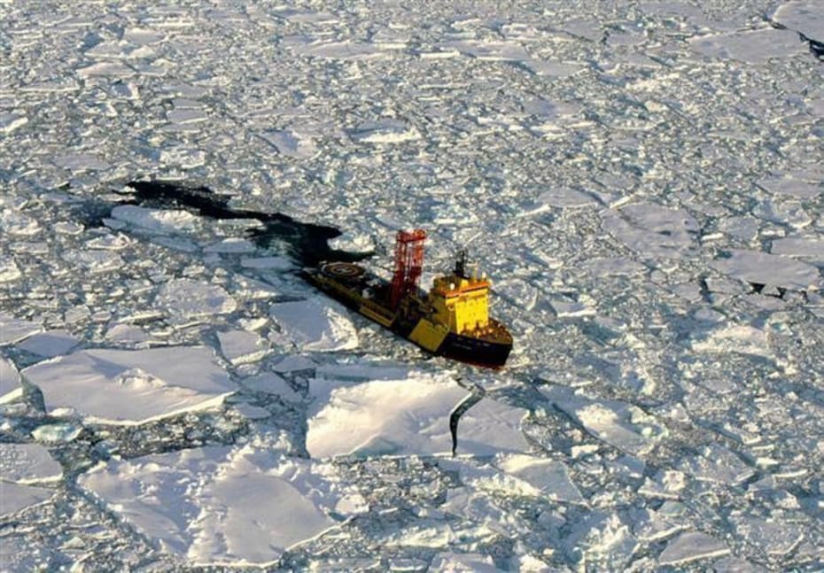 En isbryder kæmper sig igennem de isfyldte vande omkring Nordpolen. En ny dansk strategi for Arktis, som er blevet lækket, tegner en vej frem, hvor Danmark vil prioritere menneskelige interesser over miljømæssige — og samtidig gøre krav på Nordpolen senest i 2014.