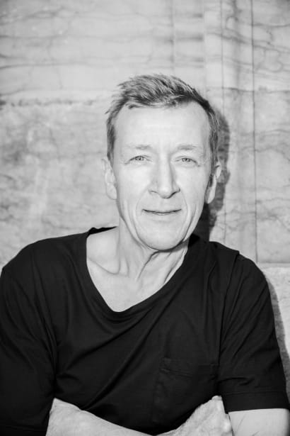 Jens Albinus sender ordene ud, som de kommer til ham – med både intellektuel begejstring og dyster selvlede.