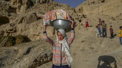 Afghanere går over bjergene fra deres landsby til floden for at hente vand. Det er snart et år siden, USA forlod Afghanistan, og vi har tabt enhver indflydelse på, hvad der foregår i landet. Men de virkelige tabere er den afghanske befolkning, som nu lever i et land, hvor sult, fattigdom og mangel på medicin er allestedsnærværende, skriver chefredaktør Rune Lykkeberg i denne kommentar.