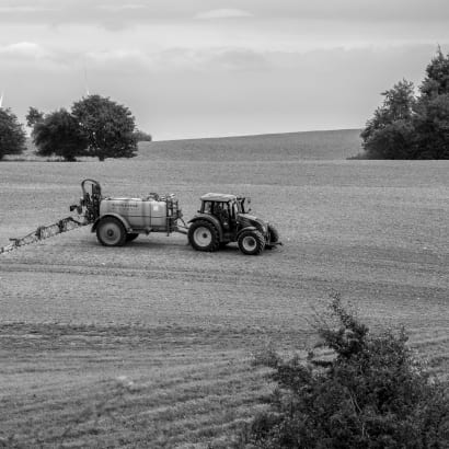 Landbrug af en vis størrelse er pålagt at føre en sprøjtejournal og årligt indberette til Miljøstyrelsen, hvad de har sprøjtet med på hvilke afgrøder