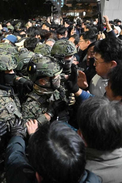 Soldater forsøger at trænge ind i parlamentsbygningen i Seoul.