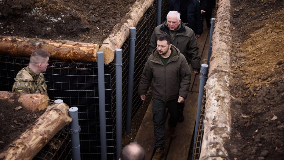 Præsident Volodymyr Zelenskyj forsøger i disse dage at få Ukraines vestlige allierede til at skrue op for den militære støtte. Samtidig er den ukrainske økonomi presset til det yderste.