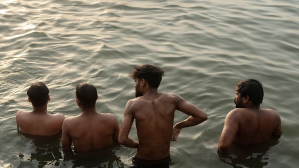 For hinduer er det forbundet med en dyb spirituel renselse at bade i Ganges. Men en badetur I Indiens længste flod kan grundet forurening udgøre en sundhedsrisiko.