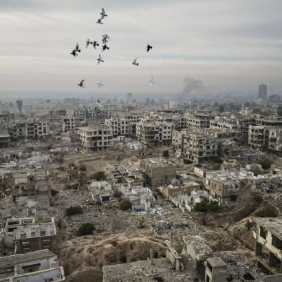 En bydel i Damaskus, som blev bombet af al-Assad under borgerkrigen i 2018. I dag er den syriske diktator fortid i Syrien, som nu skal opbygge en ny stat.