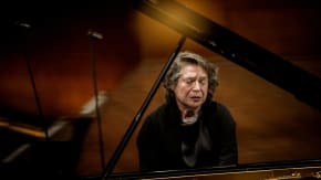 Elisabeth Leonskaja angreb uophørligt stormende de hamrende motivgentagelser og hidsige triolbevægelser, faktisk så meget at det gik ud over den rytmiske klarhed