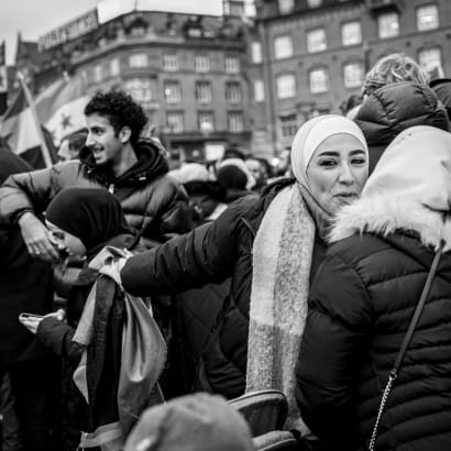 På Rådhuspladsen i København var mange syrere mødt frem søndag efter Assads fald.