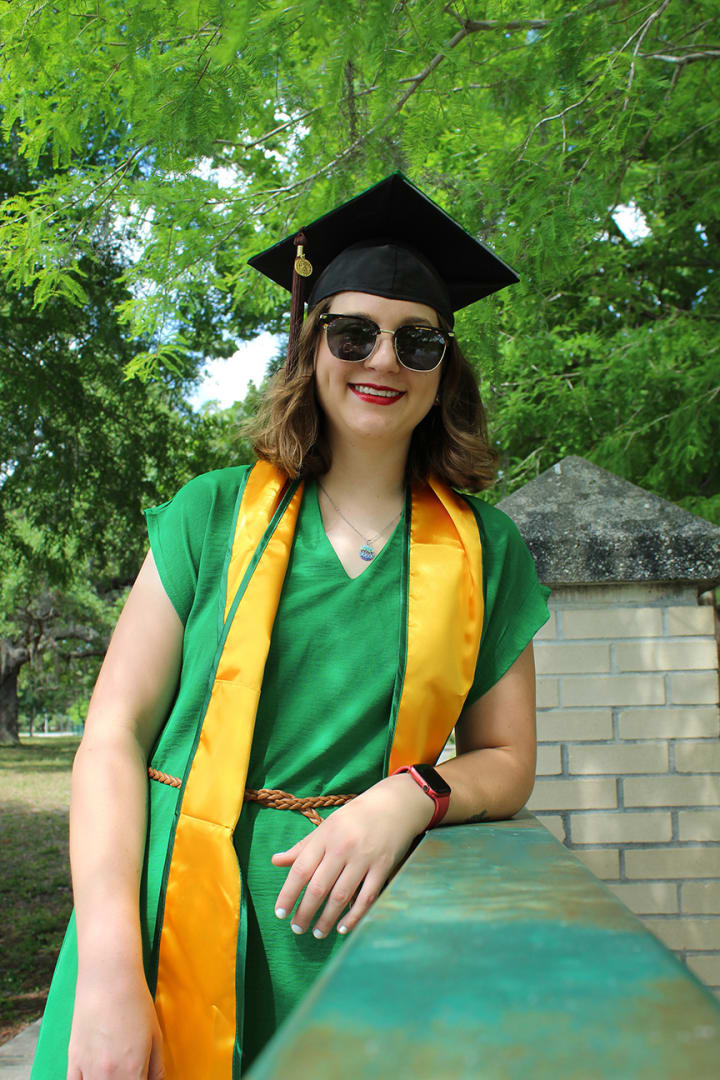 Girl graduating from USF on railing bi6dn2
