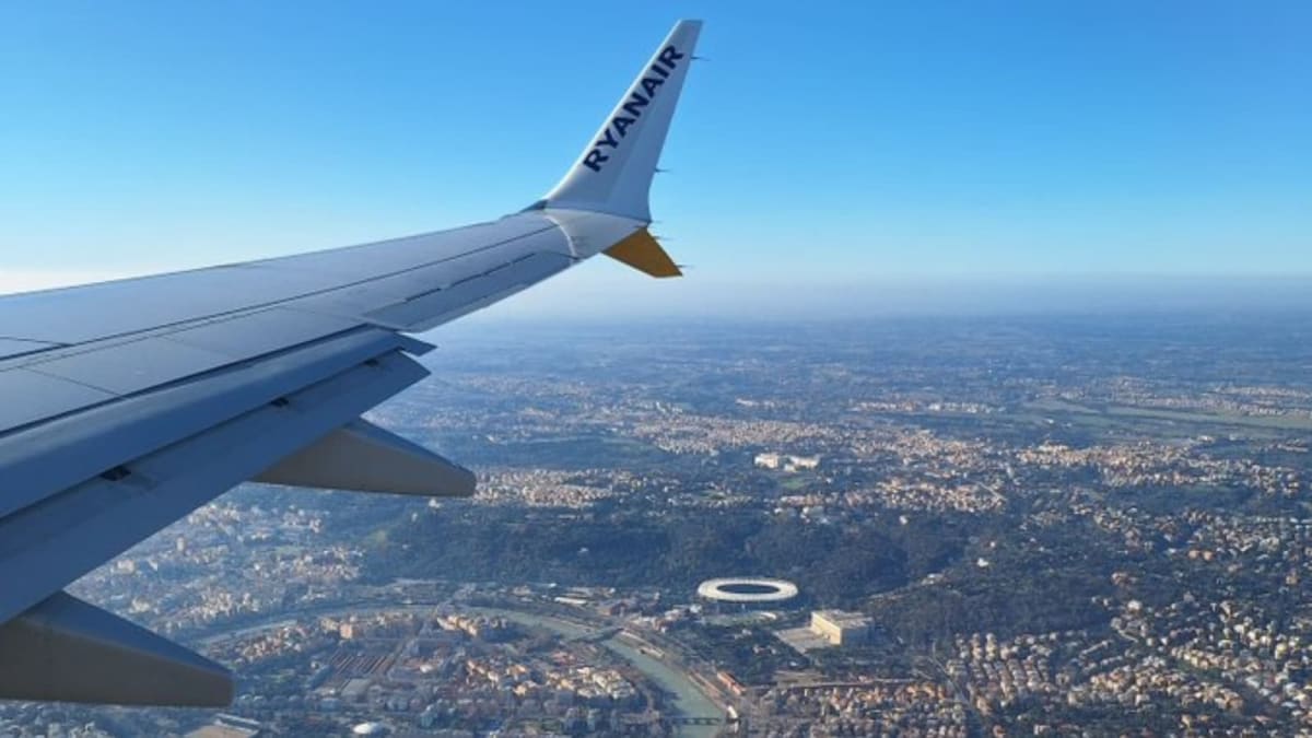Ryanair responds with one word to passenger requesting free flight for photo.