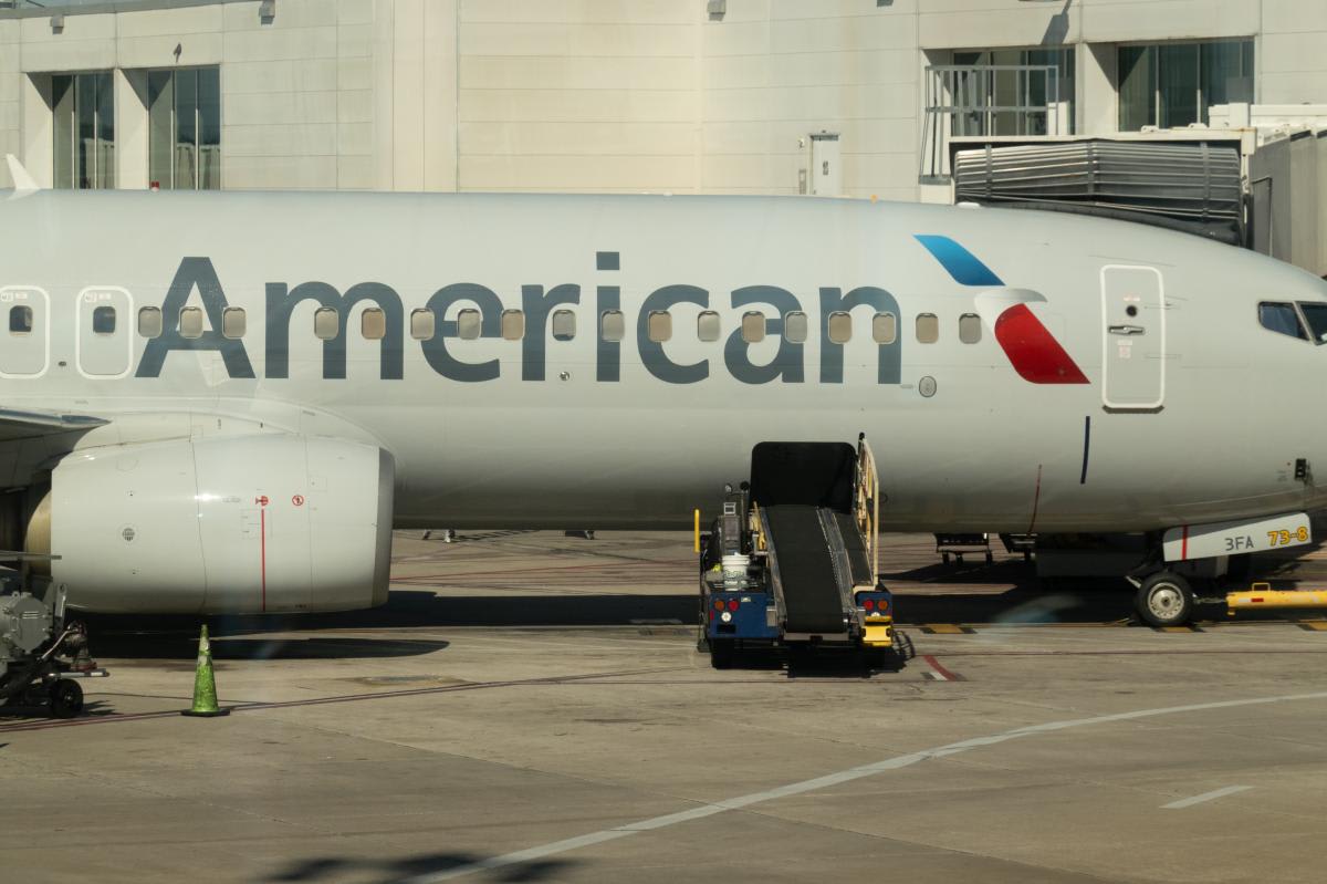 American Airlines Flight Diverts Due to Odor, Five Hospitalized