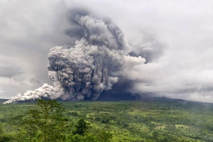 Indonesian eruption forces evacuation, threatens air traffic